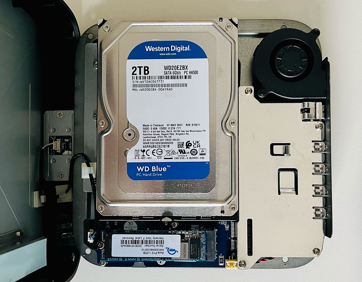 Внутри OWC miniIStack STX с установленным жестким диском и SSD