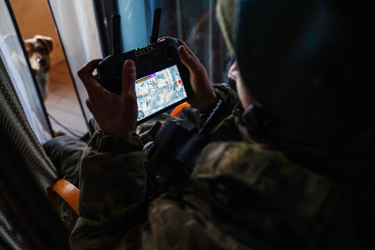 Сотрудник украинской воздушной разведки следит за обстановкой на пульте дистанционного управления.