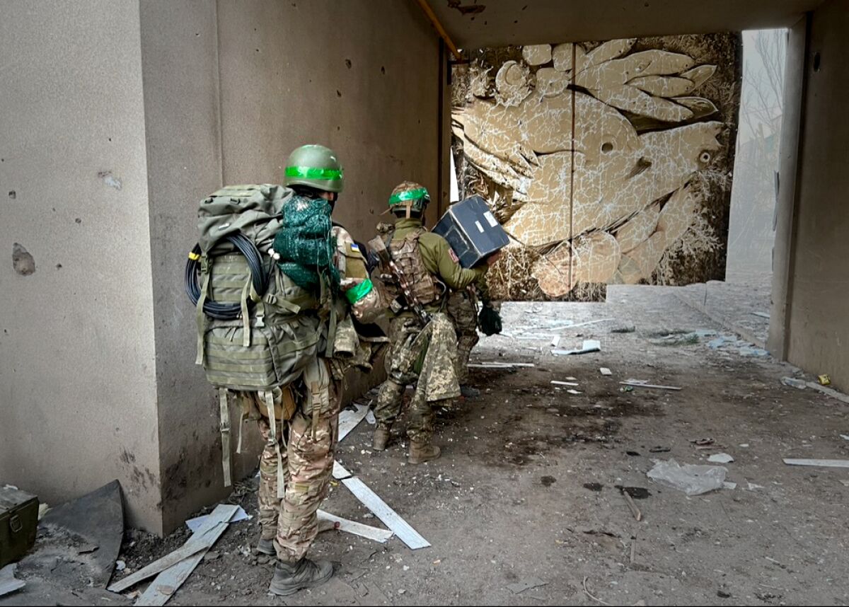 Бойцы 251-го батальона воздушной разведки Украины на пути к своей позиции в Бахмуте.