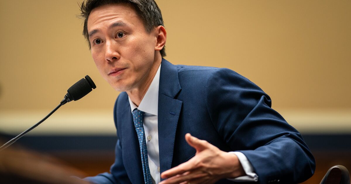 Генеральному директору TikTok грозит допрос из-за конфиденциальности, связей с Китаем