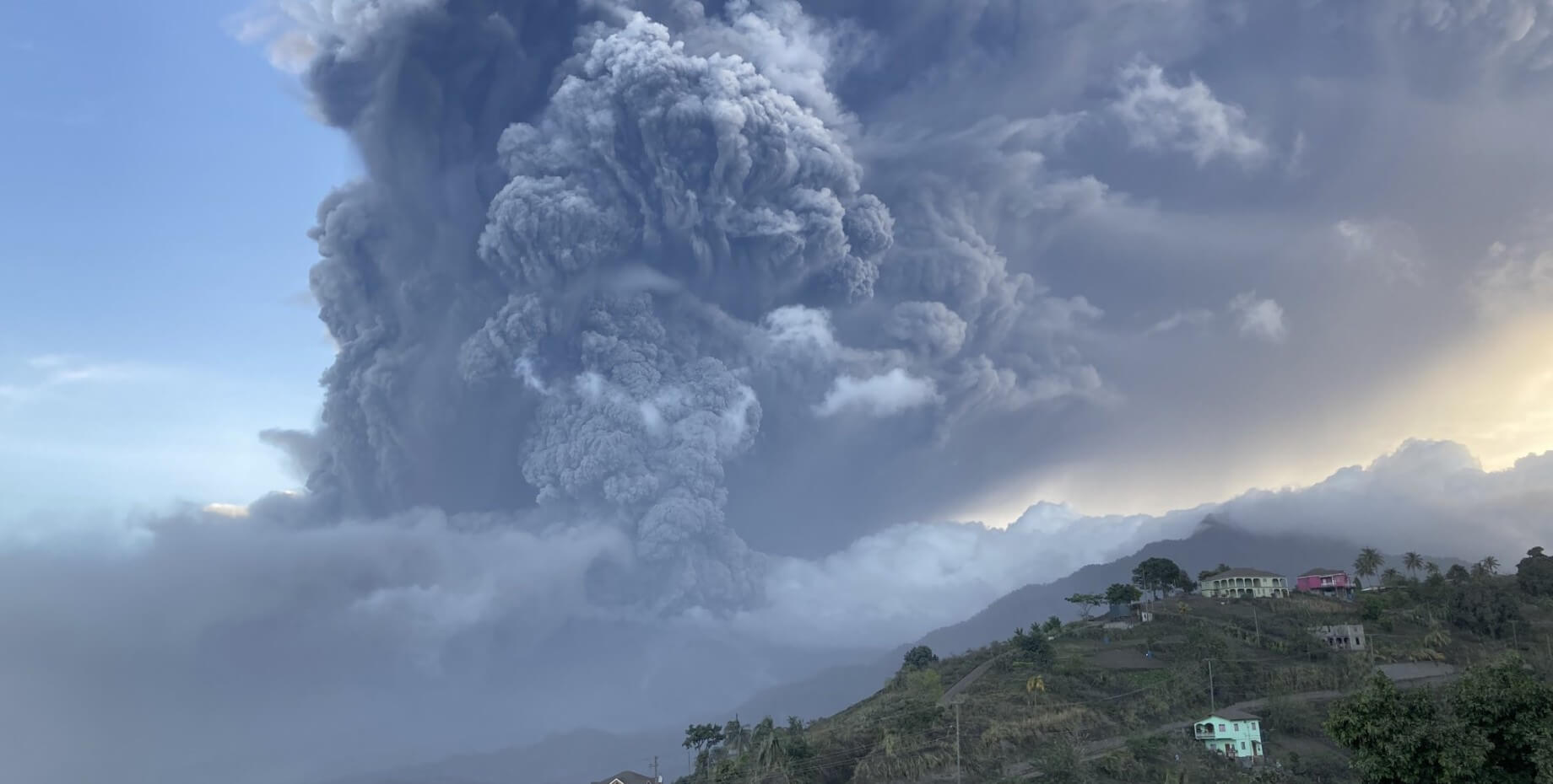 Вулканическая молния в Индонезии. Большие объемы газов и пепла, выпущенных в атмосферу во время извержения, могут вызвать временное похолодание на планете. Фото.