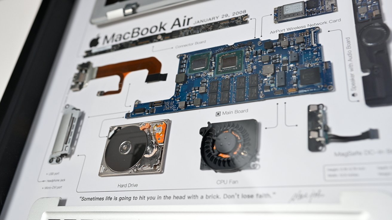 Взгляд крупным планом на внутренности MacBook Air