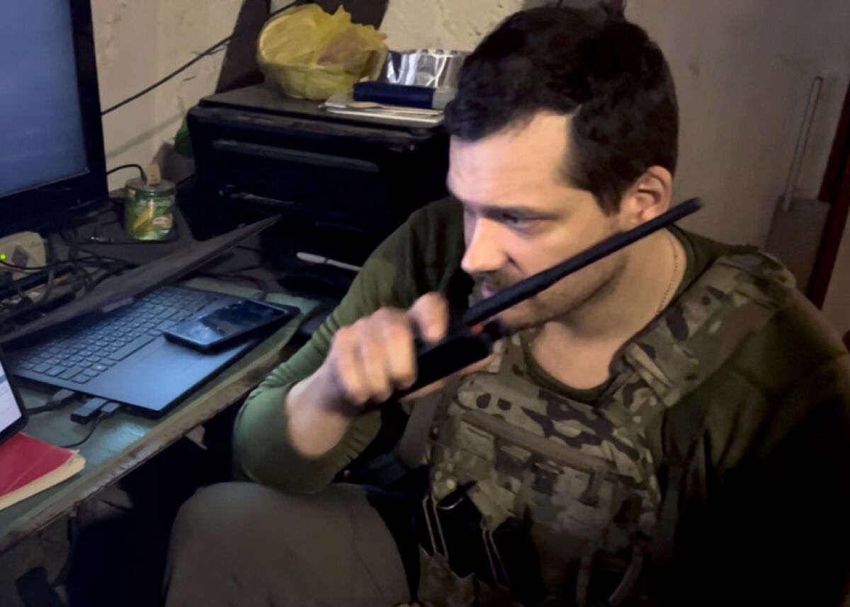Командир миномета украинского батальона по имени Зевс сообщает координаты и корректировки своей команде.