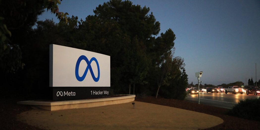 Мета возвращается к росту после борьбы с падением продаж