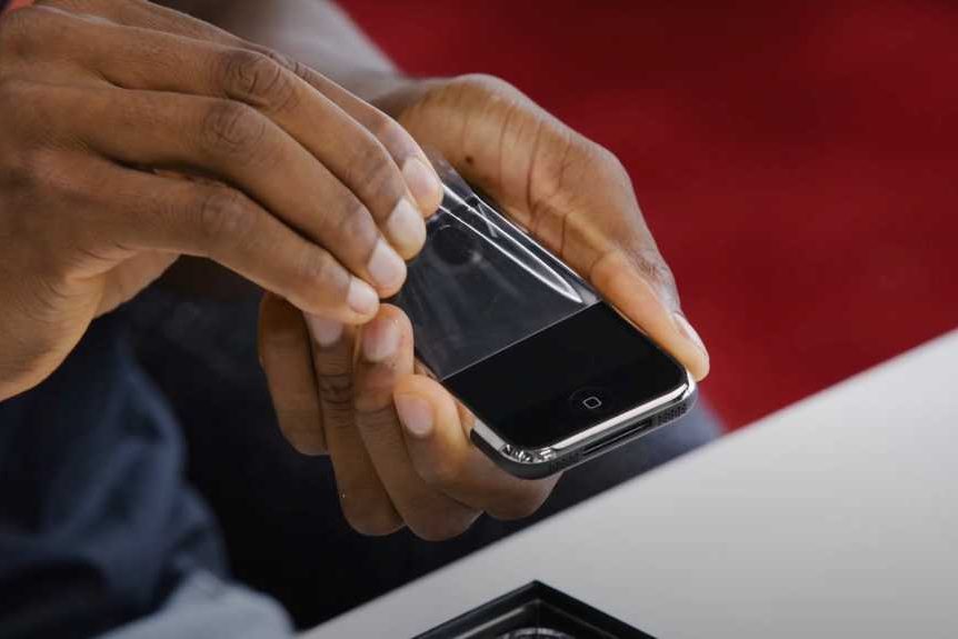 Посмотрите, как удачливый ютубер распаковывает оригинальный запечатанный iPhone