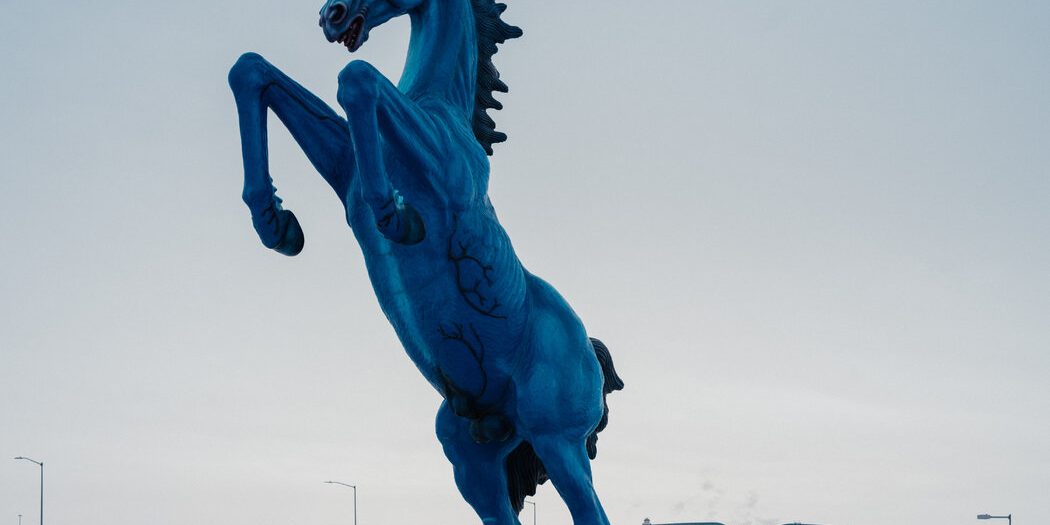 Возвышающаяся, ужасающая лошадь-демон — даже не самая странная часть