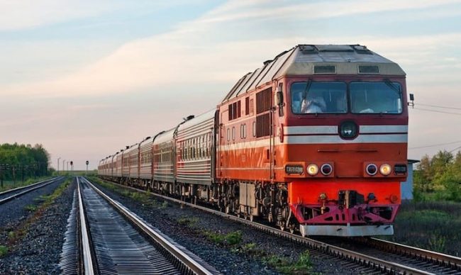 Зачем поезд сдает назад перед началом движения?