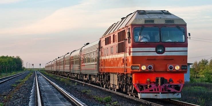 Зачем поезд сдает назад перед началом движения?