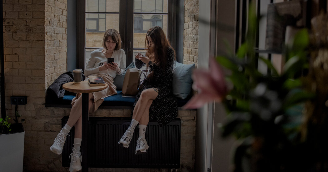 Звезды украинских соцсетей бросают русский язык, перейдя на военную основу