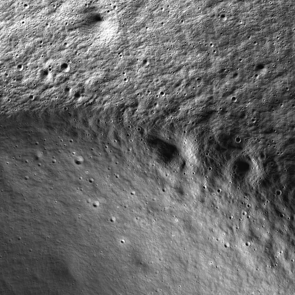 Новые фотографии Луны от NASA. Часть лунного кратера Марвин. Фото.