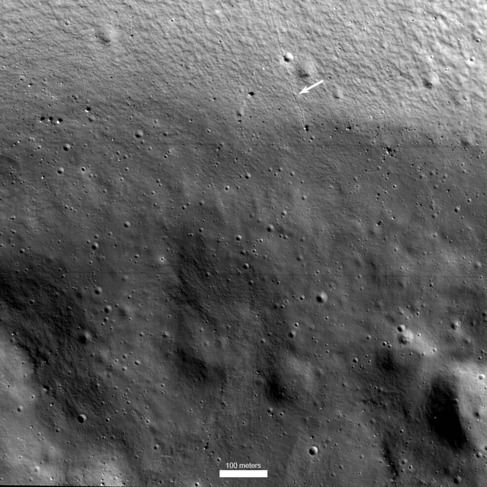 Новые фотографии Луны от NASA. Стрелкой отмечен след от валуна, скатившегося по кратеру Шеклтон. Фото.