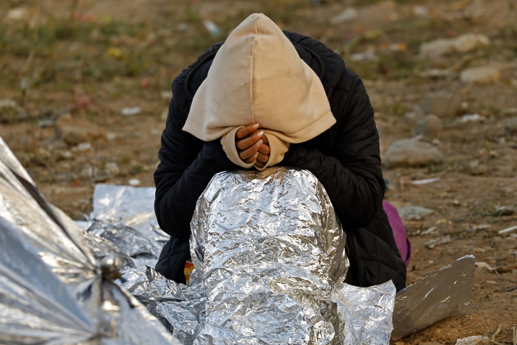 Мигрант отдыхает на границе Мексики и США. 