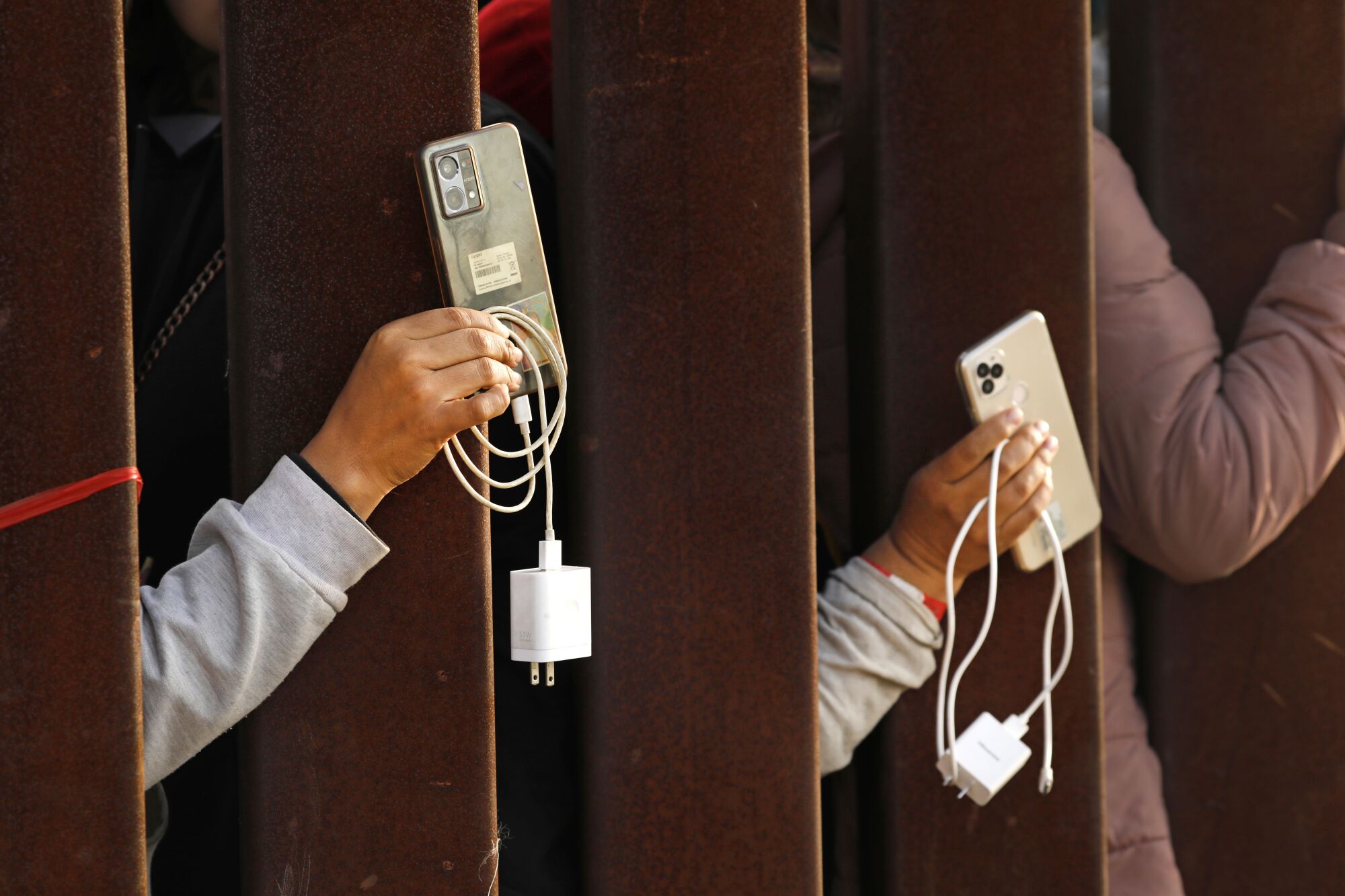 Мигранты просят помочь зарядить телефоны.  