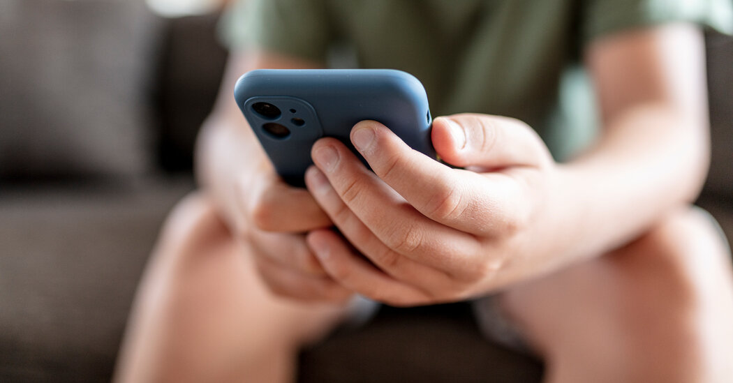 Главный хирург предупреждает, что социальные сети представляют «серьезный риск» для