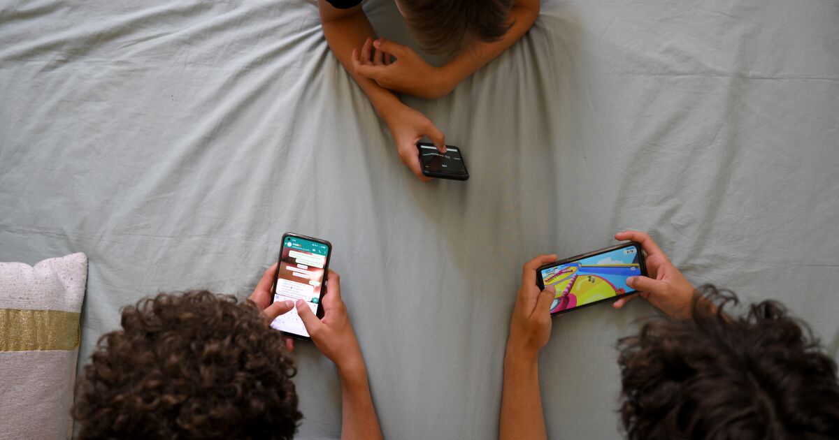 Колонка: Смартфоны и социальные сети вредят подросткам. Какой выбор есть