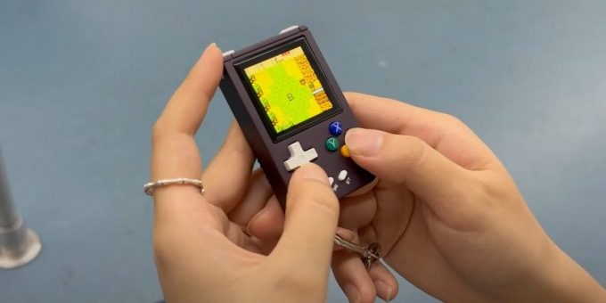 Представлена компактная карманная игровая консоль для любителей ностальгии (видео) »