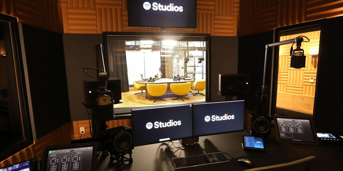 Spotify сокращает еще 200 рабочих мест в подкастах из-за проблем