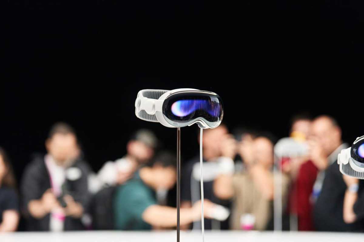 Apple Reality Pro на подставке
