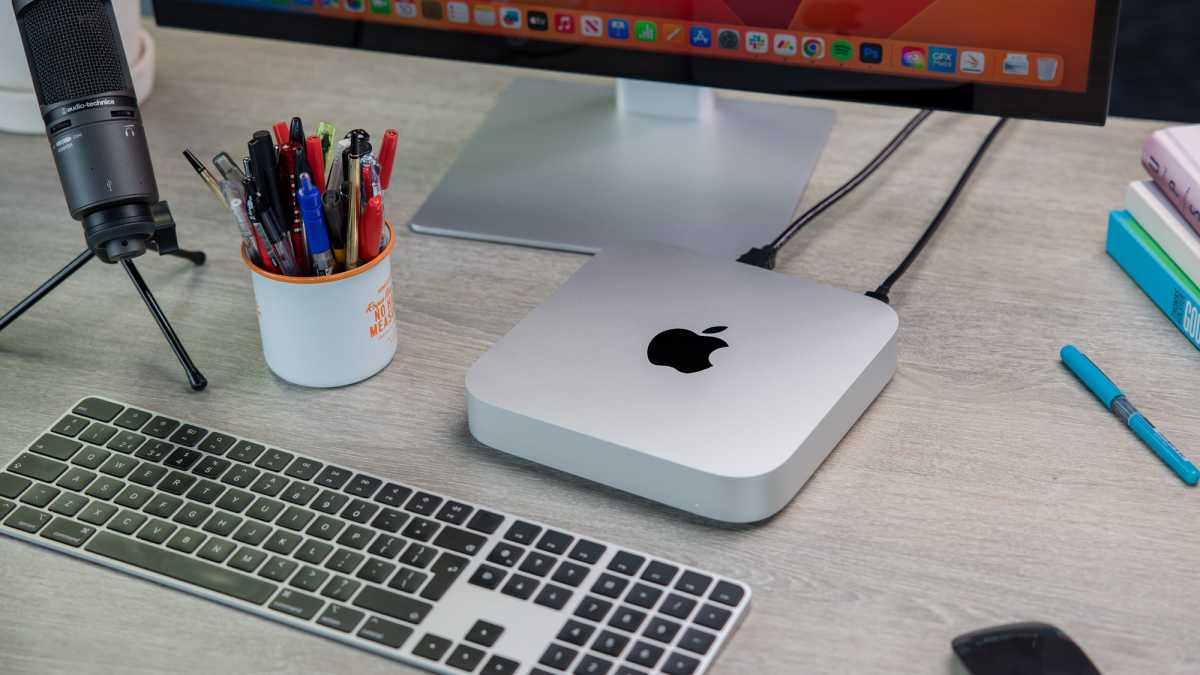 Apple MacMini M2 2023 на столе