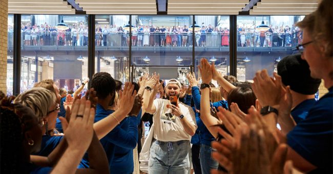 Apple Battersea открывается на исторической электростанции Battersea в Лондоне.