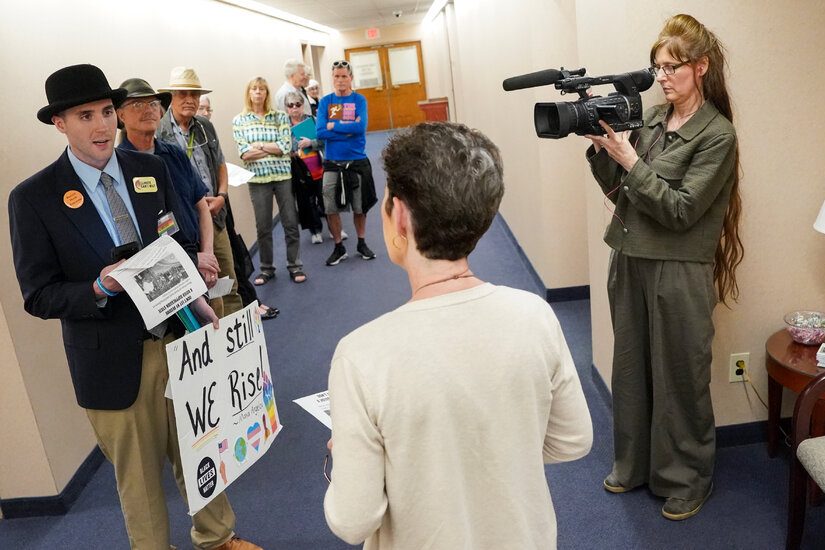 Эти активисты не доверяют машинам для голосования. Только не называйте
