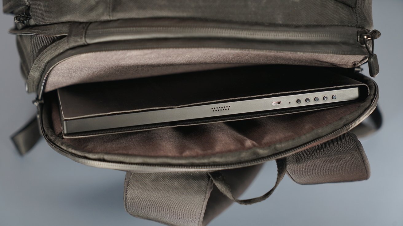 Легко поместите портативный монитор Hongo в сумки, предназначенные для 16-дюймовых ноутбуков.