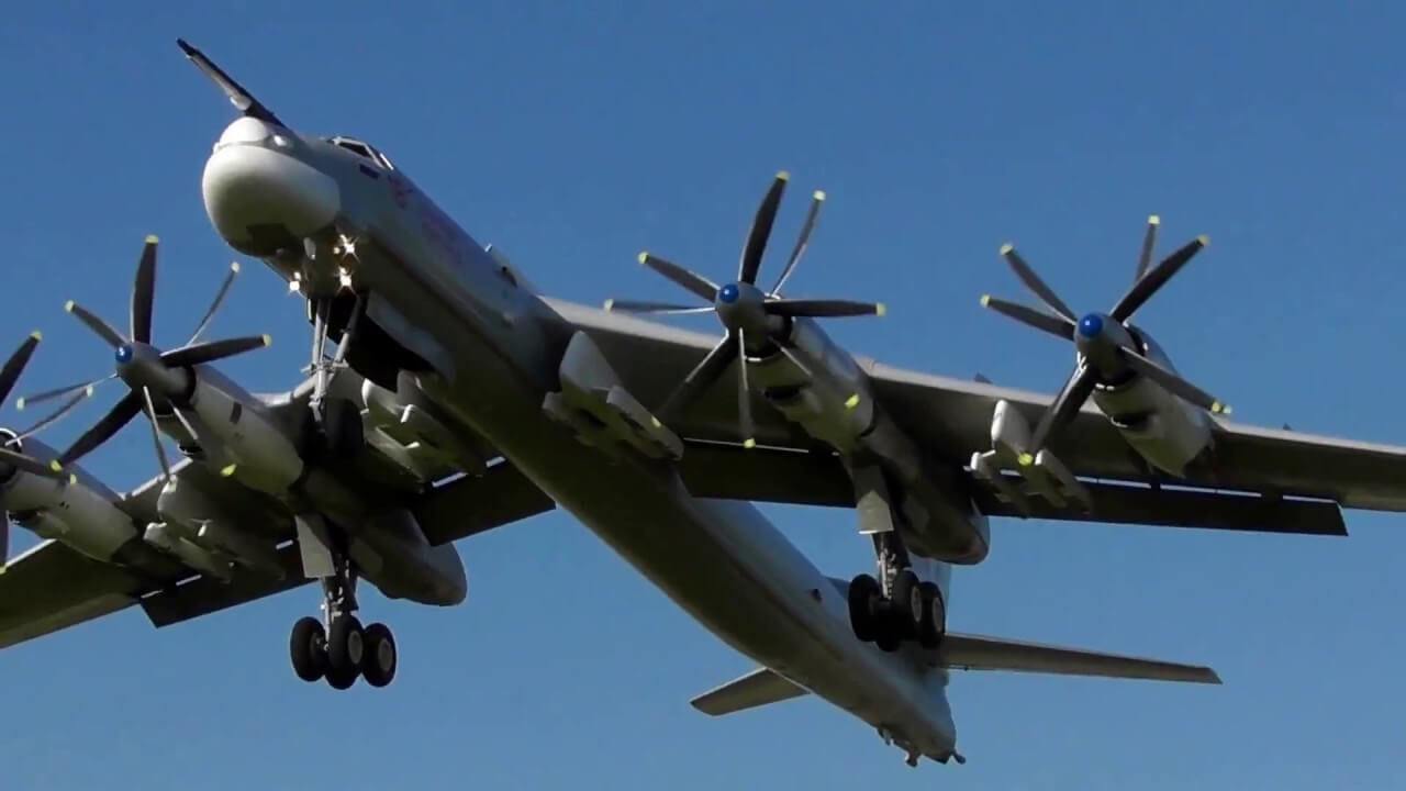 Ту-95 Медведь — советский стратегический бомбардировщик. Ту-95 Медведь — один из немногих винтовых самолетов. Фото.