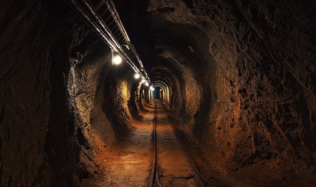 Как работают шахтеры. Один из коридоров шахты Мпоненг. Фото.