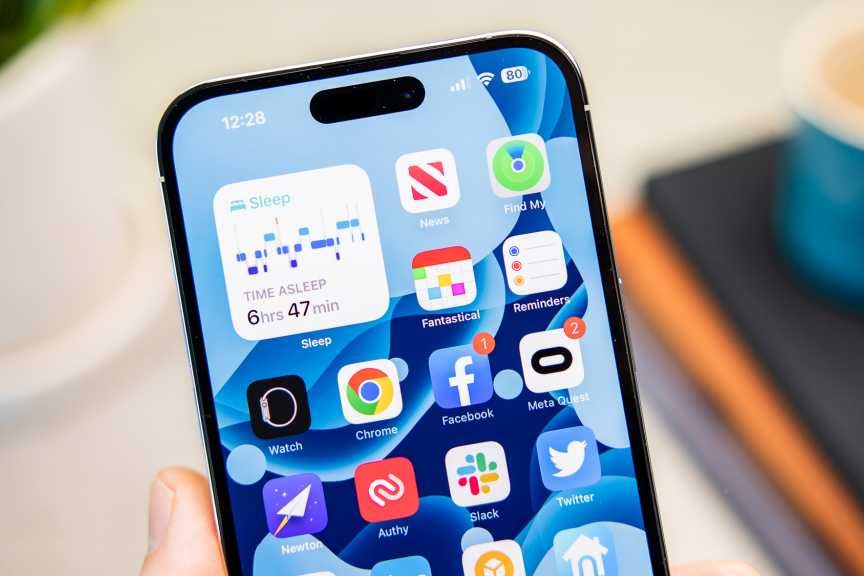 Утечки iPhone 15: новый розовый цвет, сверхтонкие рамки и многослойные