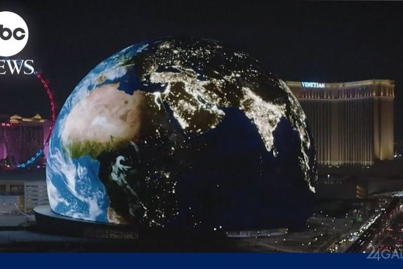 В Лас-Вегасе заработал гигантский экран в форме сферы за $2,3