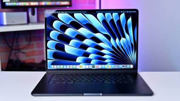 Стоит ли покупать MacBook Air 15″. Это лучшее решение для работы за столом. Фото.
