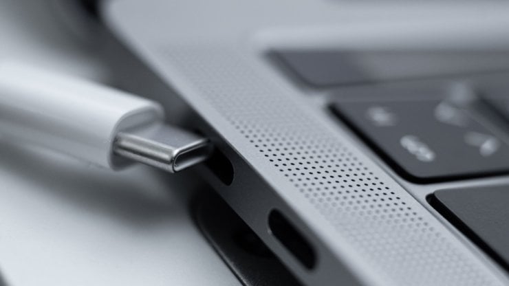 Макбук греется на зарядке. MacBook Pro не стоит заряжать от USB-C портов слева. Фото.
