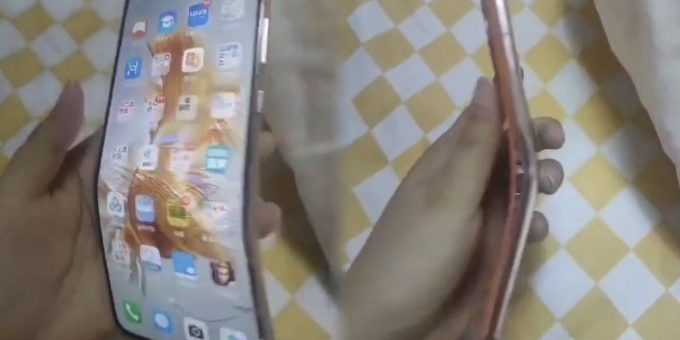Женщина погнула смартфон Huawei Mate 50, но продолжил работать »