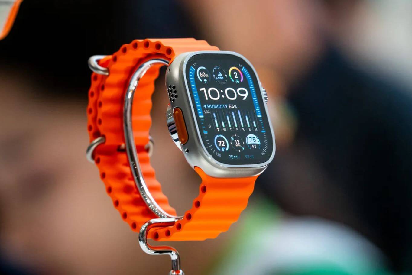 Экран в Apple Watch Ultra 2. Apple Watch Ultra 2 лучше защищены от ударов и царапин. Фото.