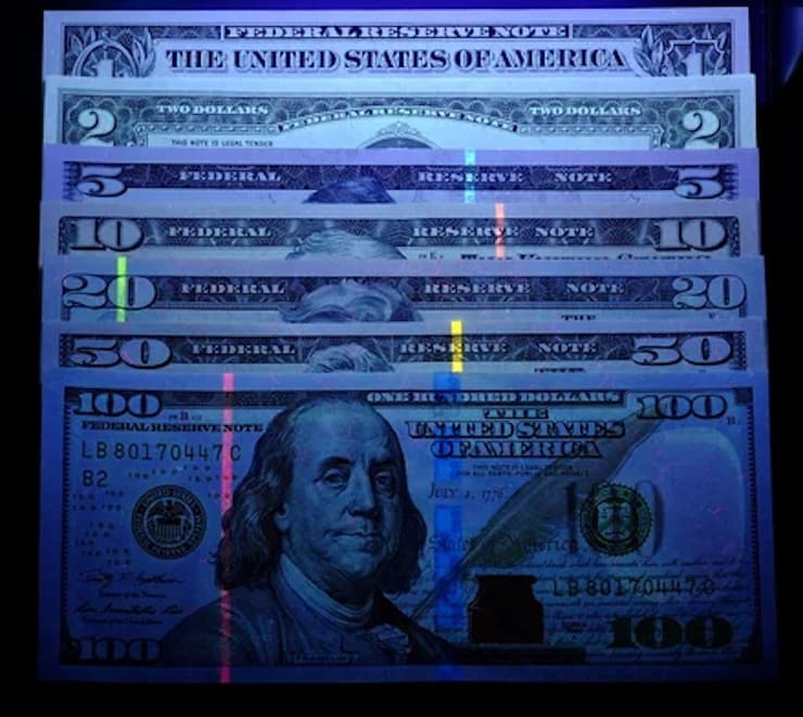 Проверка долларов под ультрафиолетвым освещением