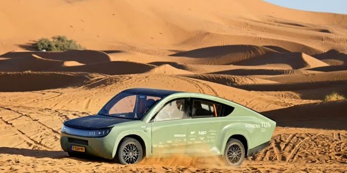 Автомобиль на солнечной зарядке установил рекорд, проехав 1000 км »