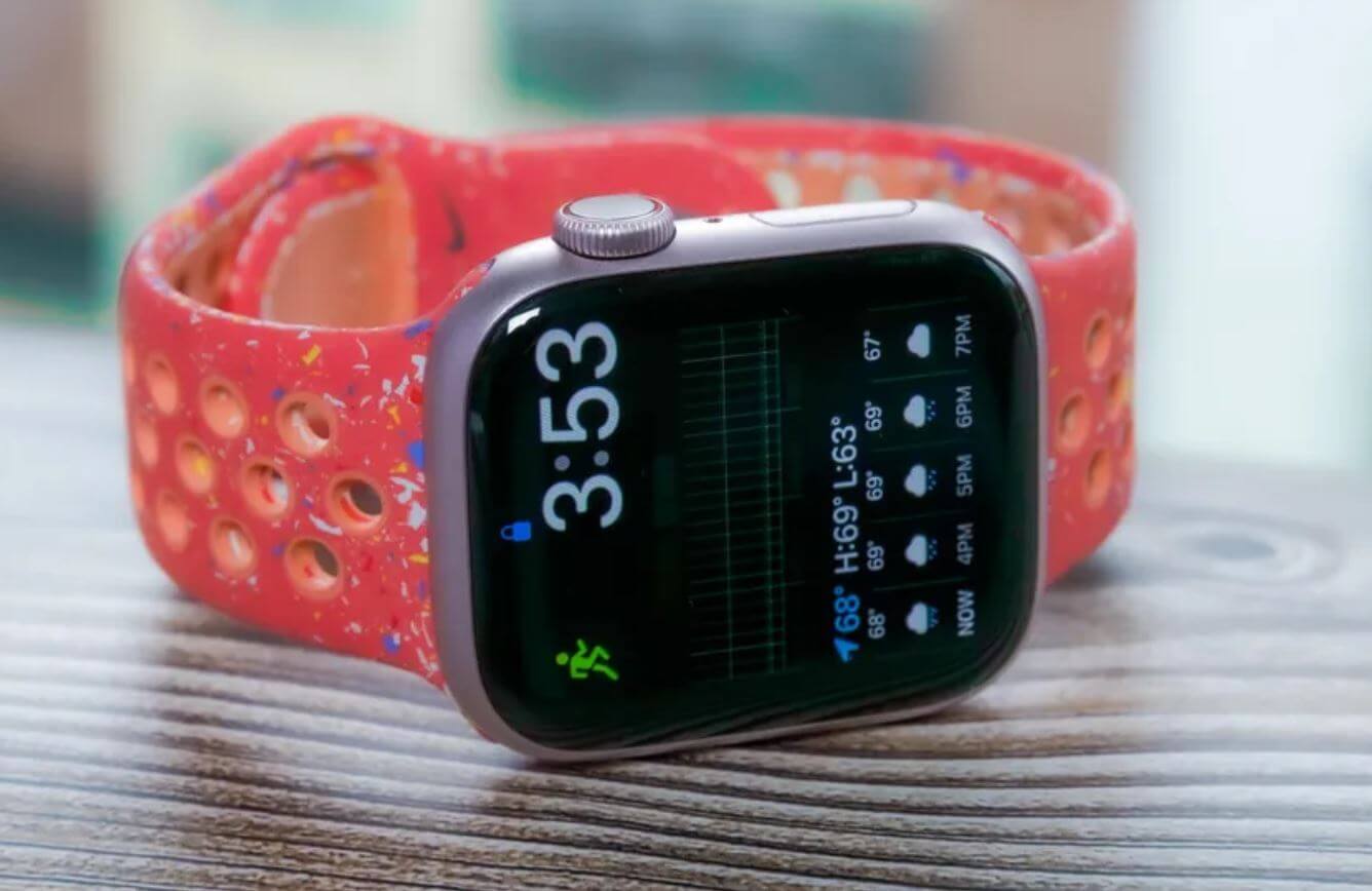 Самые большие Apple Watch. Базовые Apple Watch 9 компактнее и легче, чем Ultra. Фото.