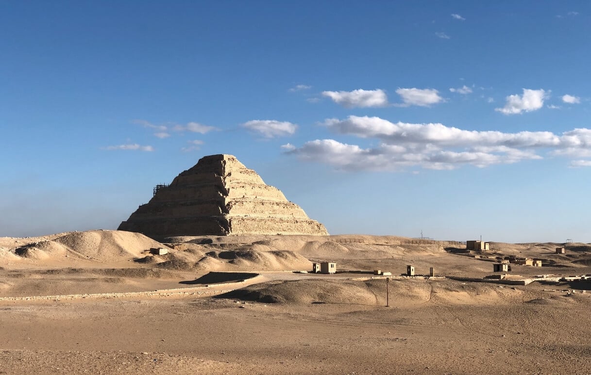 В Египте найдена потерянная гробница с 4400-летней мумией очень уважаемого человека. Пирамида Джосера в Саккаре, возле которой находится могила чиновника Птахшепса. Фото.
