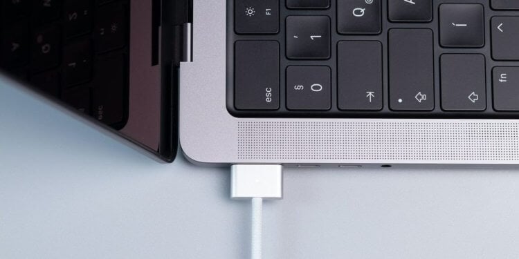 Ремонт залитого Макбука. Теперь macOS сможет определять попадание жидкости в USB-C. Источник: 9to5Mac.com. Фото.