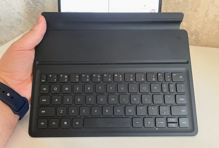 Стоит покупать Huawei MatePad Air. Даже если отсоединить клавиатуру, работать она не перестанет. Фото.