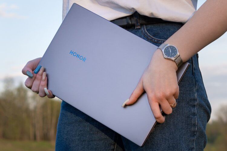 Honor MagicBook 14 — ноутбук с процессором AMD. 14 дюймовый Honor отличается от Huawei только цветом и расположением логотипа. Источник: trashbox.ru. Фото.