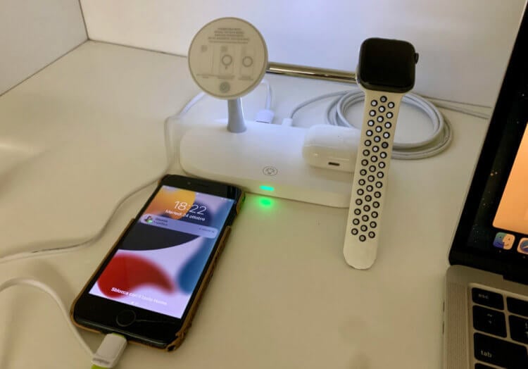 Беспроводная зарядка для iPhone, Apple Watch и AirPods. Это устройство может заряжать 3 гаджета сразу. Фото.