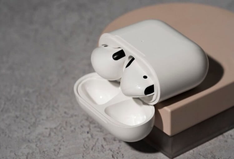 Зачем нужно чистить AirPods. Очень важно вычистить скопившуюся серу из-под ободка наушников вокруг динамика. Фото.