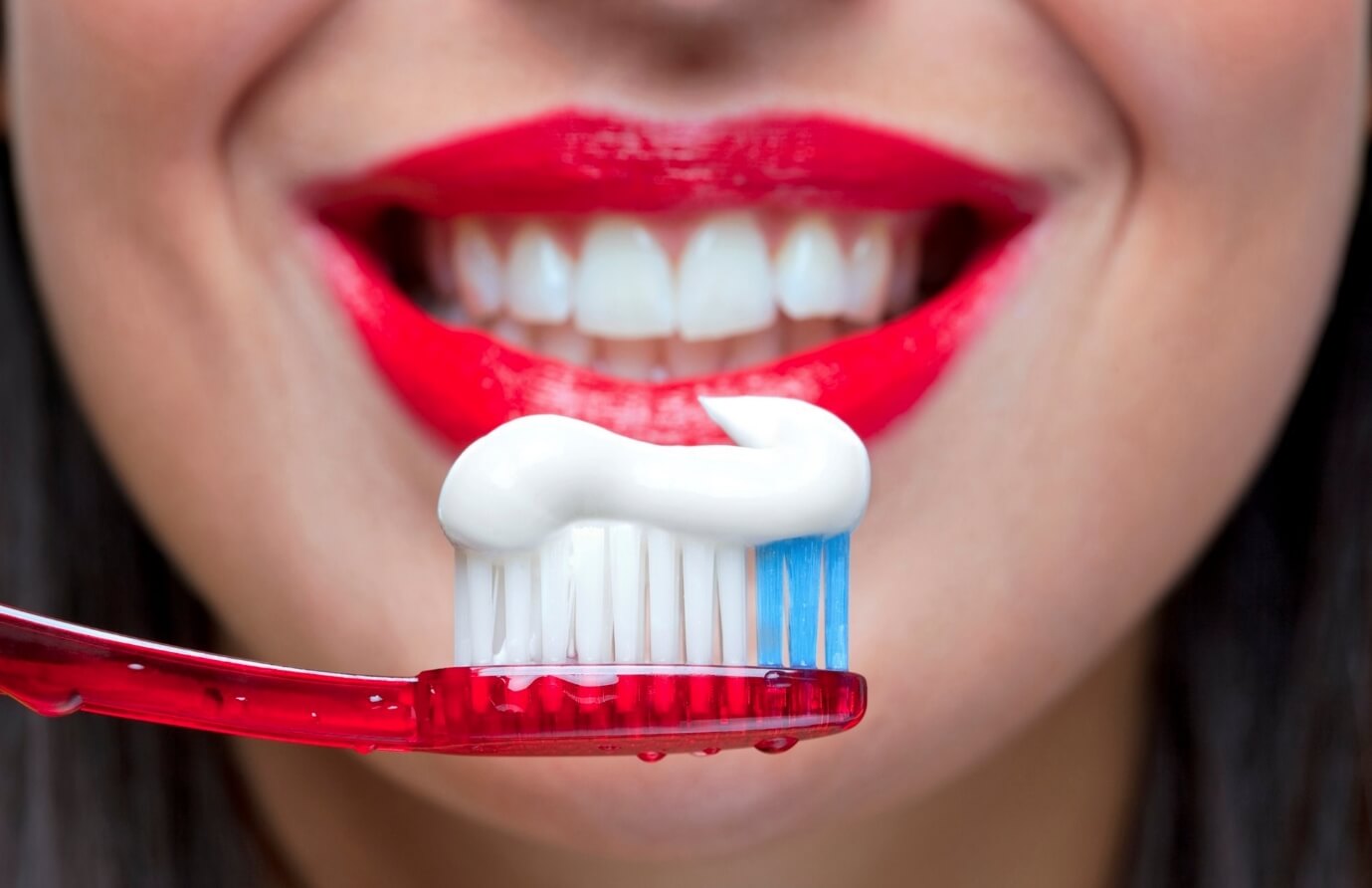 Какую зубную пасту нельзя покупать — эти вещества в составе могут вам навредить. Некоторые виды зубных паст могут нанести вред — очень важно смотреть на состав. Фото.