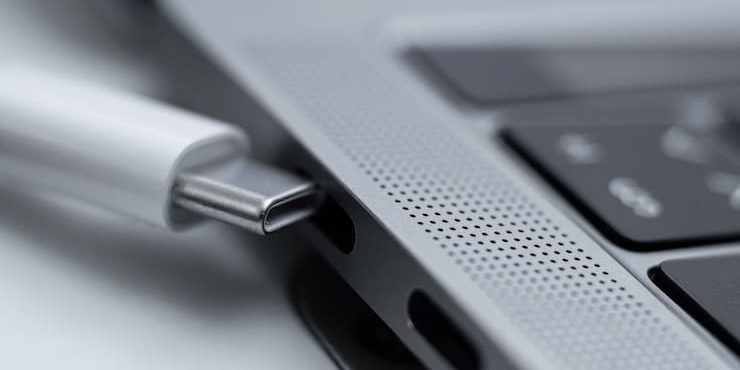 Можно ли заряжать MacBook Pro или MacBook Air через порт