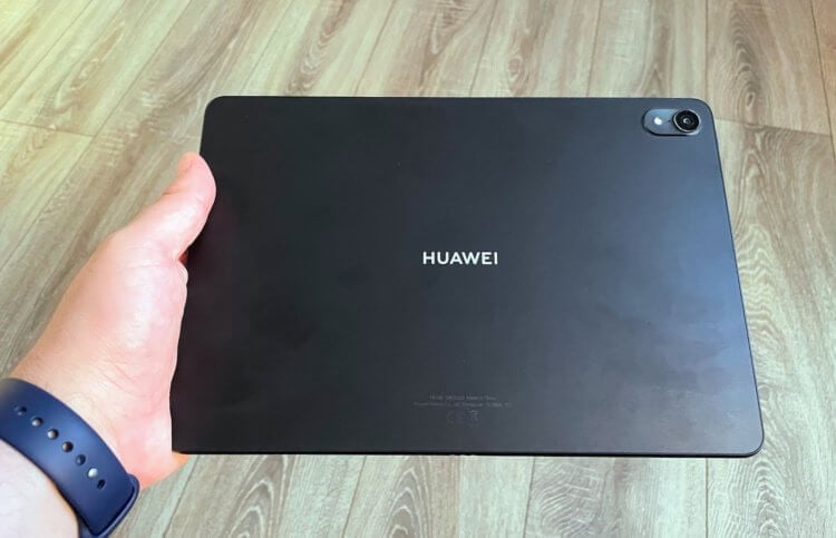 Какой планшет купить вместо iPad. По цвету Huawei MatePad Air очень напоминает мой MacBook Air в черном цвете: отпечатки на нем остаются просто на ура. Фото.