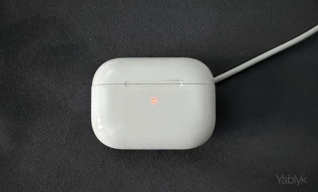 Беспроводная зарядка копии наушников airpods pro 2 huilian при помощи зарядки для Apple Watch