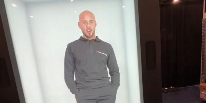 Компания Holoconnects показала телефонную будку для голографических звонков (видео) »