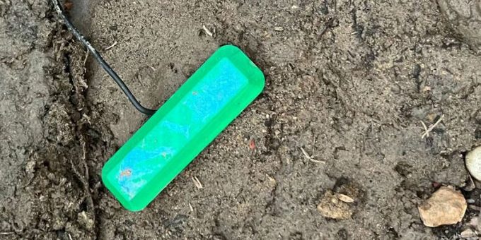 Учёные создали микробные батарейки, которые для работы нужно просто воткнуть