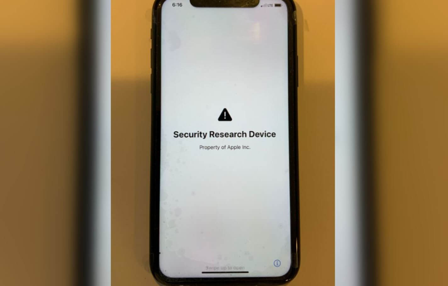 Можно ли взломать Айфон. У Айфона для исследований безопасности специальная заставка. Фото.